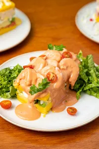 Causa de langostinos